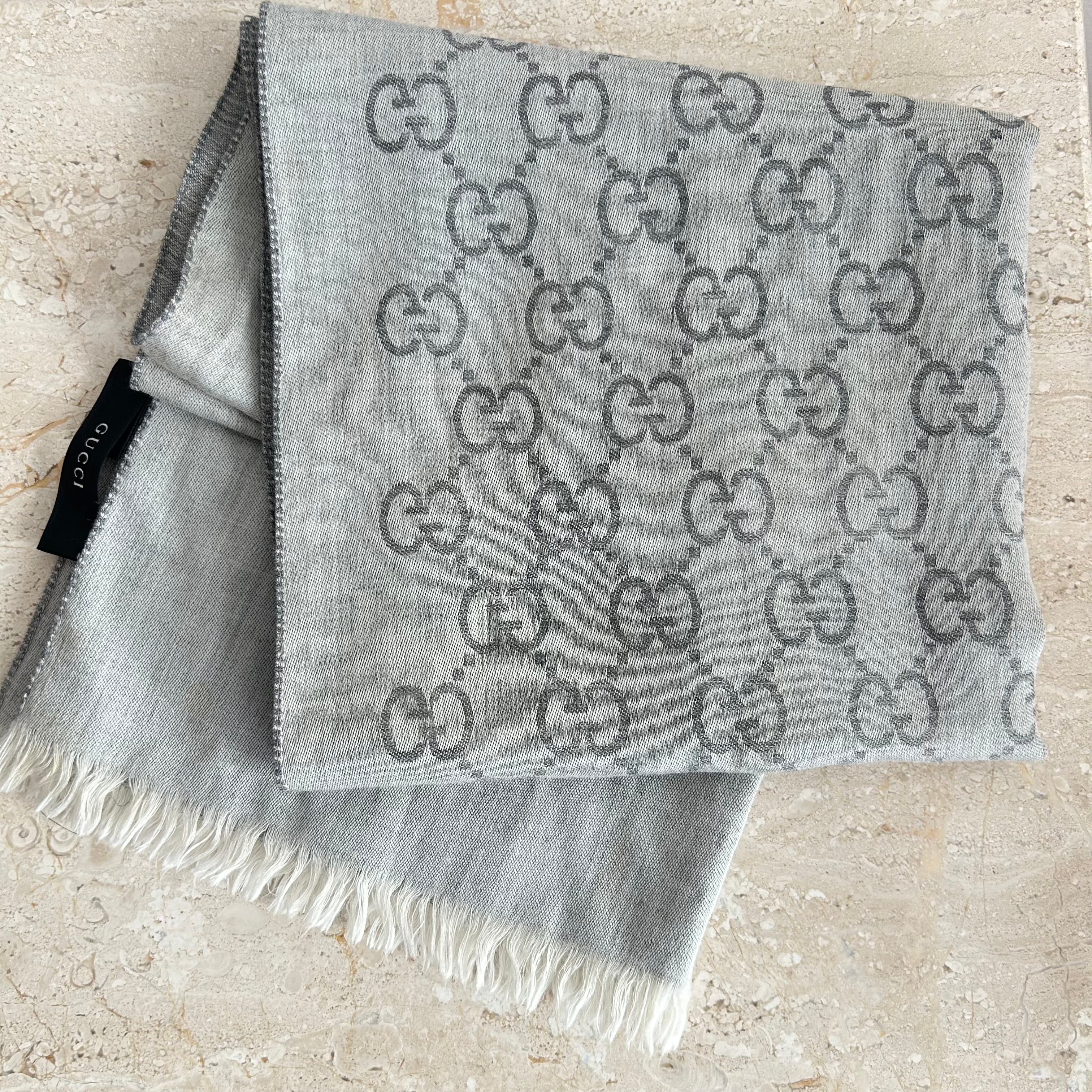 Pre-Owned GUCCI Grey Light Wool/Silk Scarf