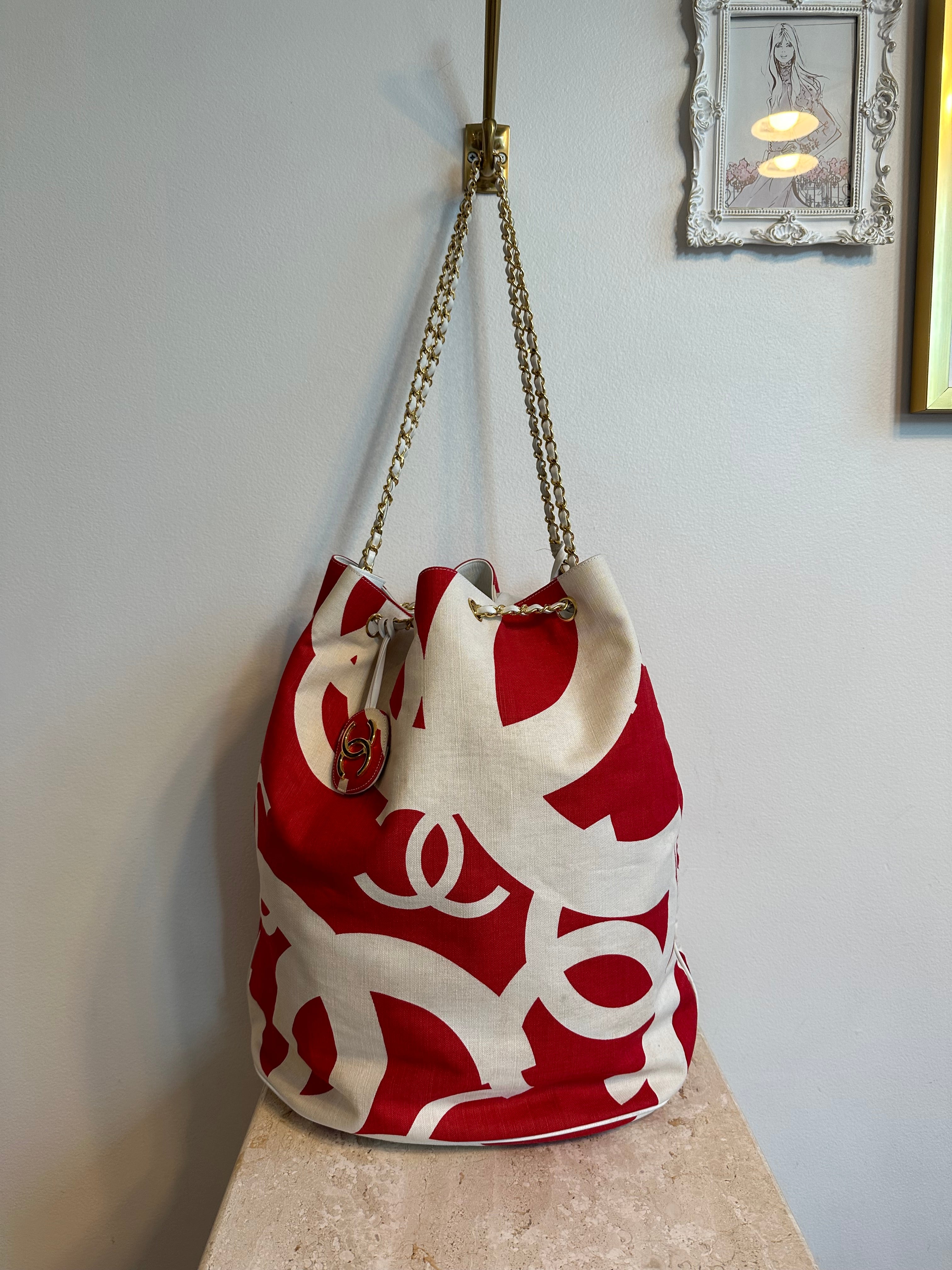 Pre-Owned CHANEL Vintage Red and White Canvas Beach Bag – Valamode