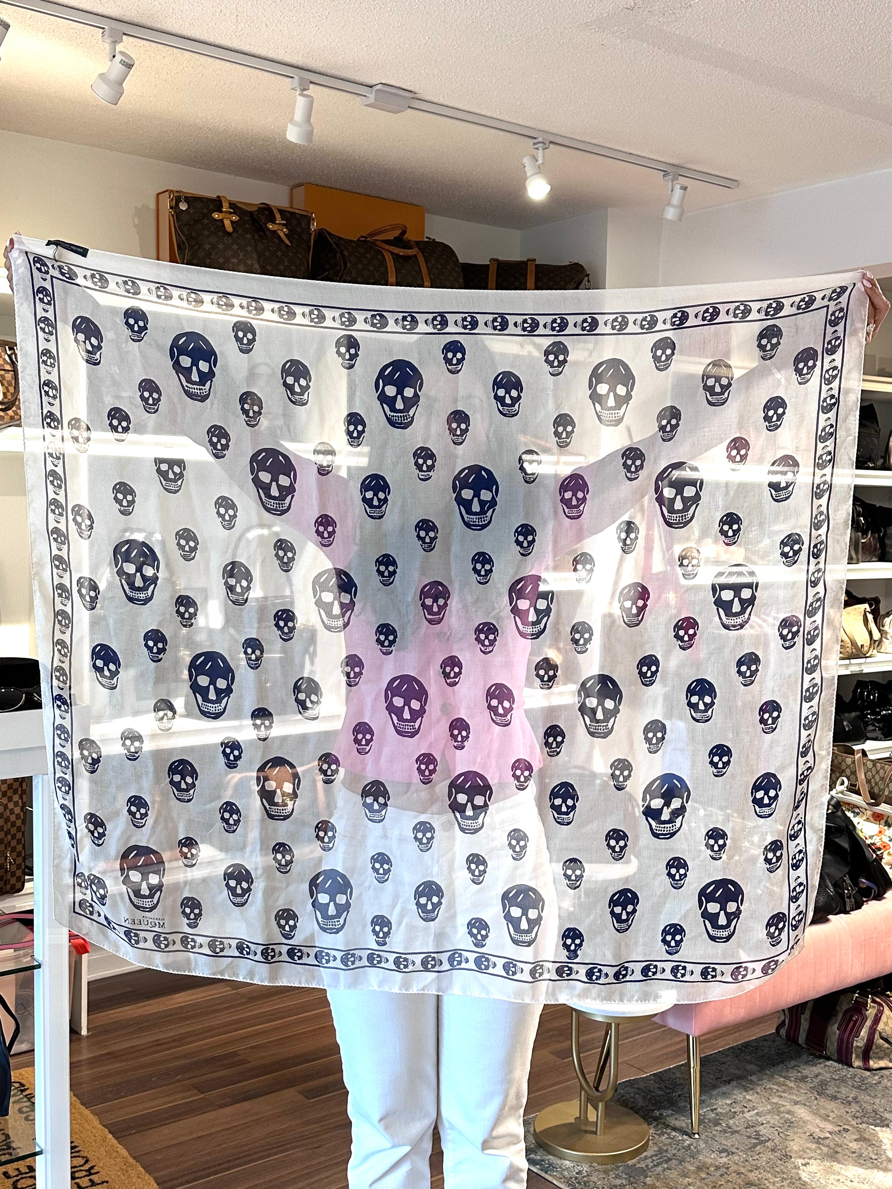 Pre-Owned ALEXANDER MCQUEEN White/Navy Silk Skull Scarf – Valamode