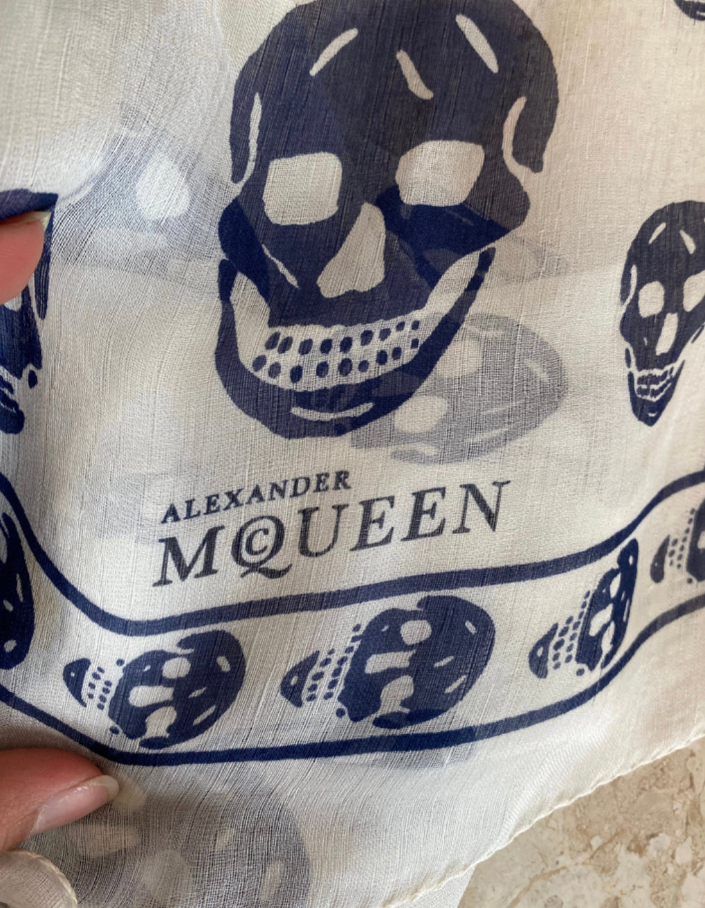 Pre-Owned ALEXANDER MCQUEEN White/Navy Silk Skull Scarf – Valamode