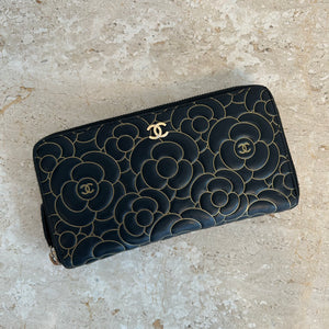 Pre-Owned CHANEL™ Camillia Embossed Long Wallet