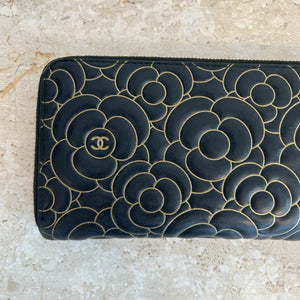 Pre-Owned CHANEL™ Camillia Embossed Long Wallet