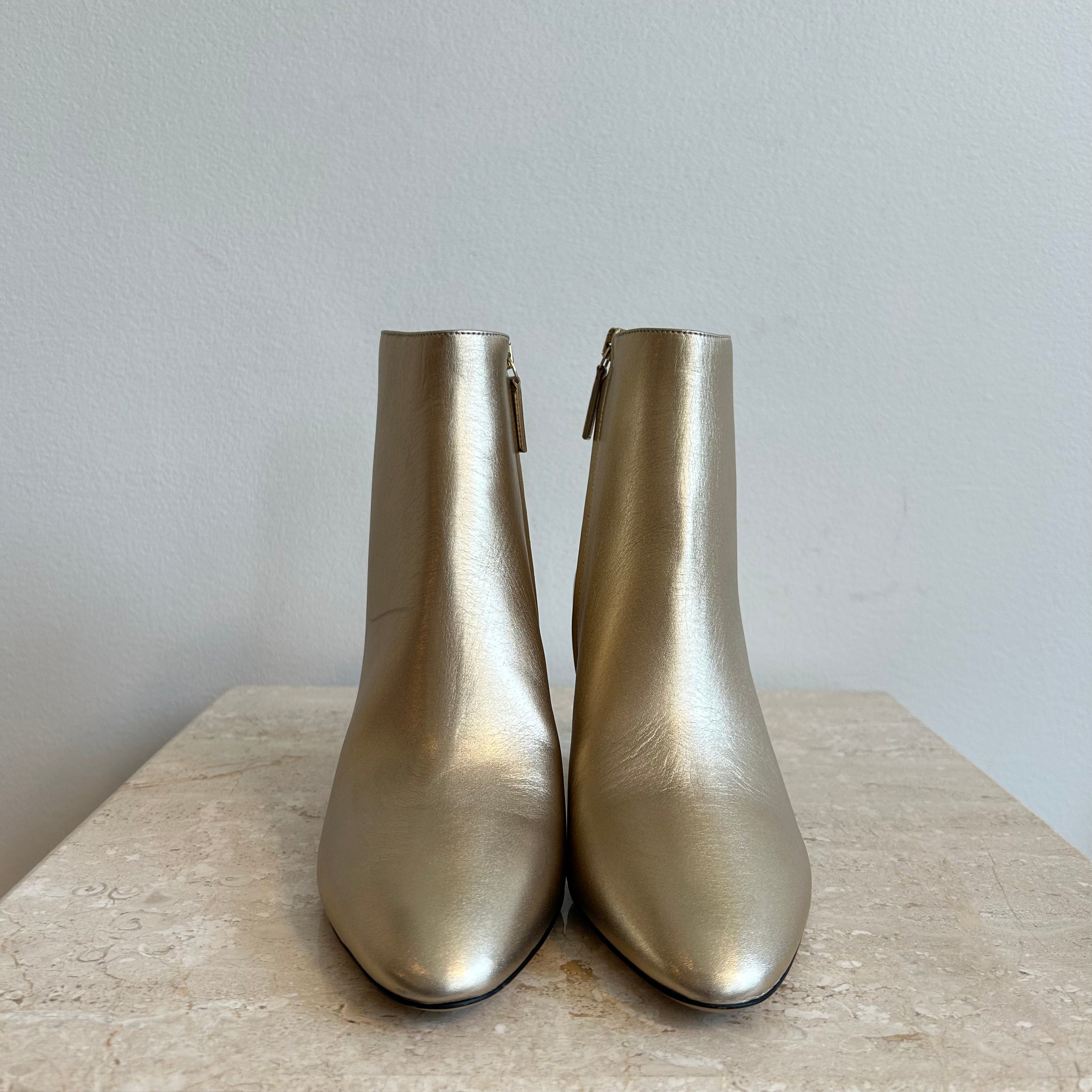 Pre-Owned SALVATORE FERRAGAMO Gold Booties Size 6