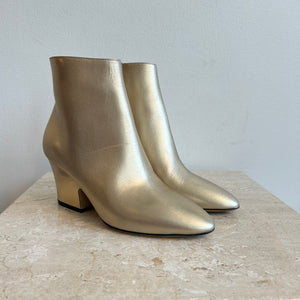 Pre-Owned SALVATORE FERRAGAMO Gold Booties Size 6