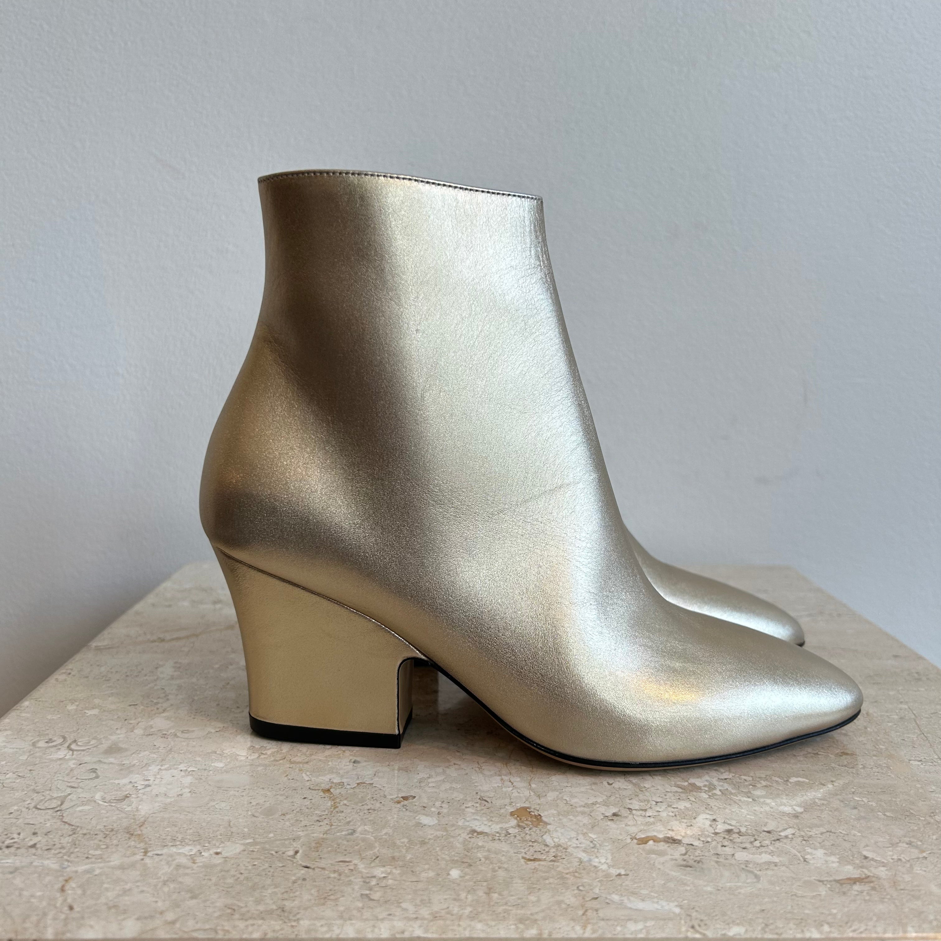 Pre-Owned SALVATORE FERRAGAMO Gold Booties Size 6