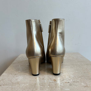 Pre-Owned SALVATORE FERRAGAMO Gold Booties Size 6