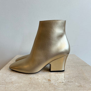 Pre-Owned SALVATORE FERRAGAMO Gold Booties Size 6