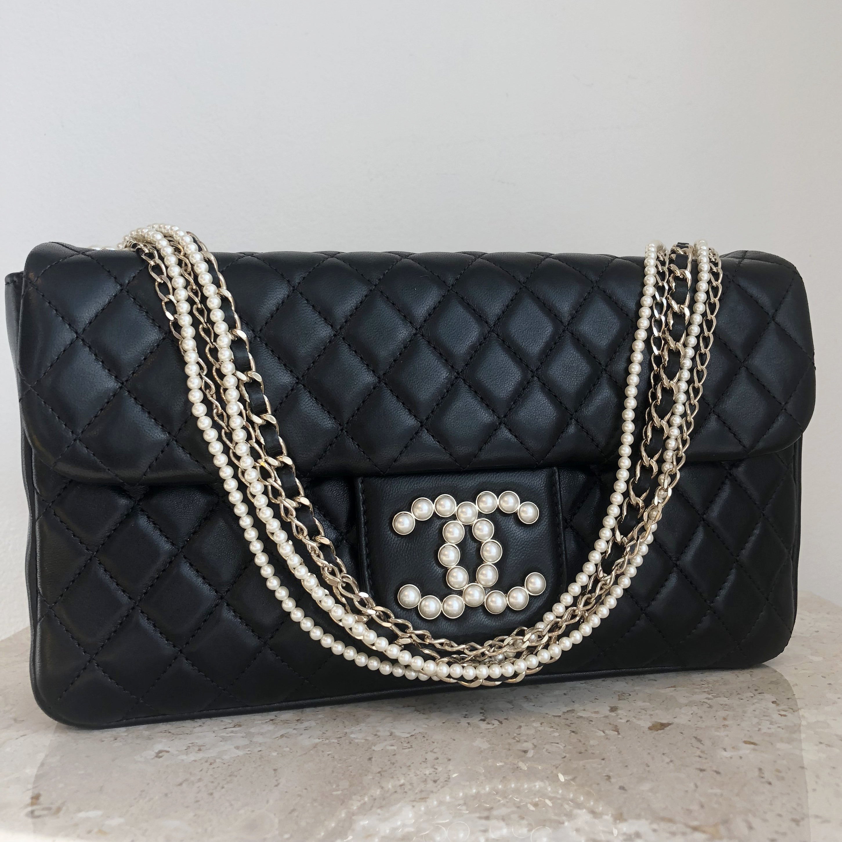 Wallet on chain leather handbag Chanel Black in Leather  18039869